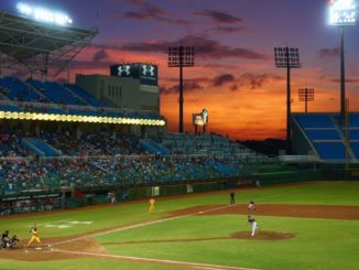 comment sont disposées les bases pour former un terrain de base ball terrain baseball avec des gens (stade)