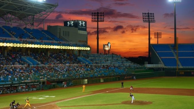 comment sont disposées les bases pour former un terrain de base ball terrain baseball avec des gens (stade)