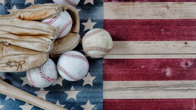 où se joue le baseball dans le monde drapeau états unis avec des balles, gants, batte de baseball