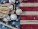 où se joue le baseball dans le monde drapeau états unis avec des balles, gants, batte de baseball