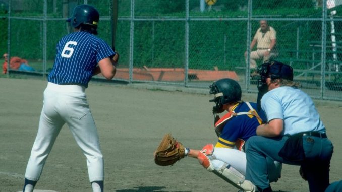 quelles sont les 4 façons d'éliminer un attaquant de baseball un batteur, un arbitre et un catcher