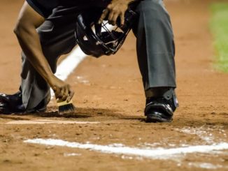 quelles sont les règles du base ball arbitre qui nettoie le marbre