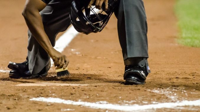 quelles sont les règles du base ball arbitre qui nettoie le marbre